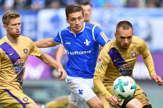 Bittere Pleite: Aue muss in die Abstiegsrelegation gegen den KSC - Sebastian Hertner (Aue, links), Marvin Mehlem (Darmstadt) und Christian Tiffert (Aue) kämpfen um den Ball.