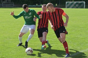 Bittere Pleite im Abstiegskampf: Mittweidaer Kicker verlieren in Thalheim trotz Überzahl - Nils Blumberg (M.) und Germania-Kapitän Franz Weinert (r.) verpassten in Thalheim einen Punktgewinn.