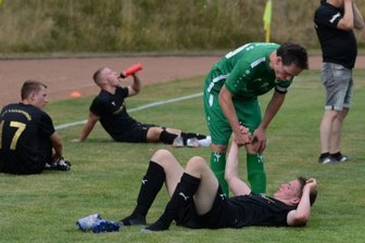 Bitterer Tag für Lichtenstein - Faire Geste nach dem Abpfiff: Der Oelsnitzer Kapitän Robert Hofmann tröstet den Lichtensteiner Dominik Viertel. Für Fortschritt reichten 17 Punkte aus 22 Spielen nicht, um weiter in der Landesklasse zu spielen. 