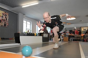 Bitteres Wochenende für Stollberger Kegler - Alexander Leiott kegelte gegen Berlin persönliche Bestleistung und fuhr damit den einzigen Zähler für die 9Pins ein.