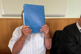 Bizarrer Ehestreit im Erzgebirge: Rentner sticht seiner Frau mit Messer in den Hintern - Der Erzgebirger musste sich wegen gefährlicher Körperverletzung verantworten.