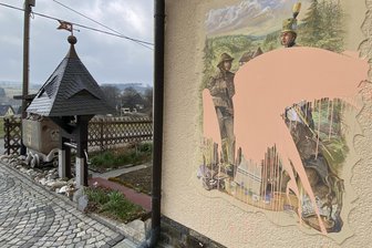 Bizarrer Farbanschlag vom Kapuzenmann im Erzgebirge: Gibt es jetzt eine heiße Spur nach Oberfranken? - Ein Detail des Farbanschlags auf das Anwesen von René Klaus in Auerbach - hier ein Foto vom März. Noch ist der Täter unbekannt, auch wenn jetzt eine Spur nach Bayern führte.