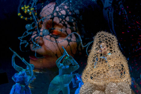 Björk kommt im Herbst nach Sachsen - Eine Augenweide wie immer: Björk (im Kokon) bei ihrer "Comucopia"-Show