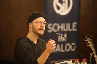 Björn Höcke als Lehrer: Ex-Schüler des AfD-Politikers plaudert in Zwickauer Gymnasium aus dem Nähkästchen - Autor André Alexander Kiefer hatte in Zwickau eine Menge Anekdoten über seinen einstigen Geschichtslehrer Björn Höcke zu bieten.