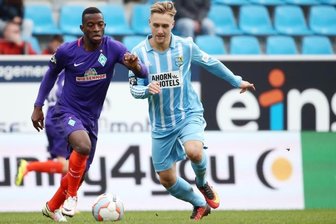 Björn Jopek hat seinen Platz beim CFC gefunden - Björn Jopek (rechts) im Laufduell mit Bremens Mohamed Aidara.
