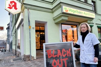 Blackout-Protest: Warum Apotheker im Erzgebirge am Mittwoch das Licht dimmen - Die Apotheke von Antje Bertram in Lauter lief am Mittwoch mit Blick auf die Beleuchtung auf Sparflamme.