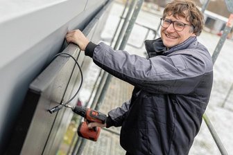 Blackout-Szenarien: Solarteur aus Auerbach kritisiert den neuen Landrat im Vogtland - Thorsten Wirth montiert Photovoltaikmodule an die Fassade einer Firma in Falkenstein. 