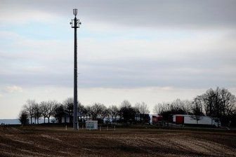 Blackout-Szenario: Für jeden Ort im Vogtland ist ein Notfallpunkt geplant - Der Sendemast für das sogenannte Blaulichtnetz, den BOS-Funk, am Autobahnparkplatz Waldkirchen wird mit moderner Notstromtechnik ausgestattet. Angesichts der Diskussion um Blackout-Szenarien im Vogtland hat das die Frage in den Fokus gerückt, wie Notrufe im Fall des Falls überhaupt die Retter und Einsatzkräfte erreichen. Foto: Franko Martin