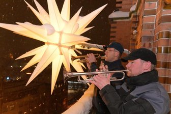 Bläser spielen auf dem Turm der St. Nicolaikirche in Aue - Sebastian Schlesinger (vorn) und Thomas Hildebrandt (hinten) haben am Samstag auf dem Turm der St. Nicolaikirche in Aue gespielt.
