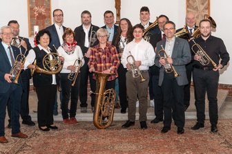 Bläserklänge seit 100 Jahren: Hartmannsdorf bereitet sich auf Posaunenchor-Jubiläum vor - Der Hartmannsdorfer Posaunenchor in seiner aktuellen Besetzung, links Chorleiter Werner Pelz. Am Wochenende feiert er das 100. jähriges Jubiläum.