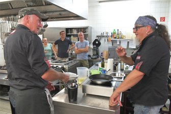 „Blanchieren ist der größte Bullshit“: Revolution beim Schulessen in Freiberg? - Sternekoch Stefan Marquard (r.) kocht in der Küche von Pipapo im Oederaner „Hirsch“ vor Gästen. Neben dieser Küche betreibt der Caterer noch die „Essbar“ in Freiberg, eine Küche bei LTB in Mulda und zwei Küchen in Stollberg. Insgesamt sind 84 Mitarbeitende beschäftigt.