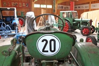 Blankenhain: Museen machen gemeinsame Sache - Die Traktorensammlung des Deutschen Landwirtschaftsmuseums im Schloss Blankenhain umfasst mehr als 100 Exemplare. Um die Fahrzeuge würdig präsentieren zu können, wurde extra eine Halle gebaut.