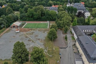 Blankenhain: Partyplatz am Schloss wird schick gemacht - Blick auf den Festplatz in Blankenhain aus der Vogelperspektive: Auf dem Areal werden jährlich mehrere Festivitäten veranstaltet. Außerdem fahren täglich Touristen an dem Festplatz vorbei, der sich in der Nähe des Deutschen Landwirtschaftsmuseums befindet.