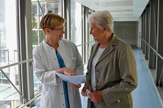 Blasenentzündungen auch ohne Antibiotika behandelbar - Alles in Ordnung - Margitta Donner aus Mittelsachsen ist froh über ihren guten Laborbefund. Dr. Anne-Kathrin Sünder, Urologin und Spezialistin für Blasenentzündungen der Zeisigwaldkliniken Bethanien in Chemnitz, ist mit ihrer Therapie auf dem richtigen Weg.