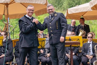 Blasmusik oder Blamage? Dieser Bürgermeister aus dem Erzgebirge muss ungewöhnliche Wette meistern - Landesbergmusikdirektor Jens Bretschneider (r.) fordert Bürgermeister Ingo Seifert heraus.
