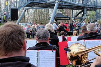 Blasmusikanten laden zum Frühlingsfest ein - Die Oelsnitzer Blasmusikanten unter Leitung von Tilo Nüßler - hier bei einem Auftritt auf der Deutschlandschachthalde in Oelsnitz - laden für Sonntag wieder zum Frühlingsfest ein.