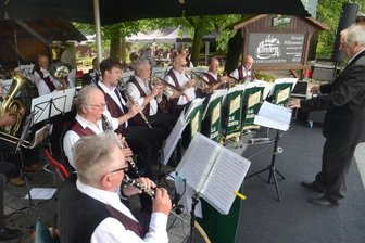 Blasmusikanten spielen auf dem Steinberg - 