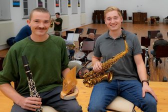 Blasmusikverein aus dem Erzgebirge erhält Preis: Mitglieder führen ein musikalisches Doppelleben - Clemens Uhlig, Vorsitzender des Blasmusikvereins Flöhatal, mit dem Ehrenpreis. Er spielt Klarinette. Hendrik Stopp (rechts) ist der musikalische Leiter. Sein Instrument: das Saxophon.