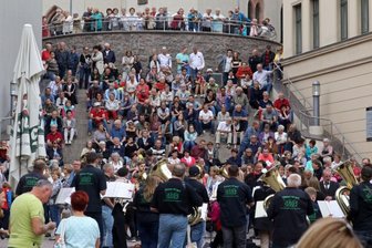 Blasmusikverein Meerane 1968 unterhält Publikum auf dem Teichplatz - 