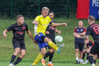 Blau-Gelb Mülsen bleibt auch als Tabellenzweiter bei leisen Tönen - Das Foto zeigt Kapitän Jonas Schebitz von Blau-Gelb Mülsen (gelbes Trikot) im Auswärtsspiel Anfang September beim Meeraner SV. Nach der 1:5-Derby-Niederlage ging das Team nur noch zweimal leer aus. 