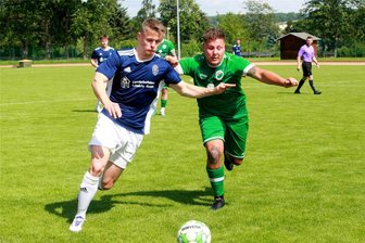 Blau-Gelb Mülsen büßt durch bittere Pleite bei Merkur Oelsnitz vier Plätze ein - Der Mülsener Noah Schebitz (l.) gegen Vincent Bobach. Der Oelsnitzer brachte sein Team auf die Siegerstraße.