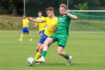 Blau-Gelb Mülsen: Den FC Stollberg vor der Brust und Chemie Leipzig im Hinterkopf - Nach der 1:3-Niederlage vor einer Woche in Oelsnitz wollen Niklas Böhm (links) und seine Mülsener Mitspieler daheim die ersten Punkte der Saison holen.