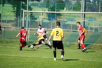 Blau-Gelb Mülsen fährt mit „realistischer Euphorie“ zum Pokalspiel bei Chemie Leipzig - In dieser Szene aus dem jüngsten Punktspiel gegen Stollberg wirft sich Mülsens Norman Göpfert in den Torschuss von Jordy Meusel.
