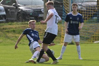Blau-Gelb Mülsen knackt im Derby gegen Lok Zwickau eine magische Punktemarke - Die Mülsener um Kapitän Jonas Schebitz (links) warfen viel Leidenschaft und Wille ins Duell mit dem Spitzenreiter ESV Lok Zwickau. So reichte es für Luke-Leon Neuper (Mitte) und seine Teamkollegen am Ende nur zu einem 1:1-Unentschieden im Derby.