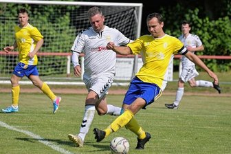 Blau-Gelb Mülsen siegt und feiert vorzeitigen Klassenerhalt - Kapitän Steve Ehrler (rechts) und seine Teamkameraden vom SV Blau-Gelb Mülsen spielen auch nächste Saison in der Landesklasse. Der Aufsteiger gewann am vorletzten Spieltag 3:0 in Schneeberg und kann nicht mehr von einem Nichtabstiegsplatz verdrängt werden. Foto: Ramona Schwabe