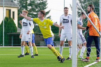 Blau-Gelb Mülsen steht in der Fußball-Sachsenklasse vor einer Fahrt ins Ungewisse - Beim letzten Mülsener Auswärtsspiel in Syrau erzielte Franz Thümmler (Mitte) den Treffer zum 1:1-Endstand.