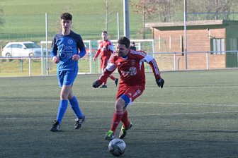Blau-Gelb Mülsen: Torjäger-Ersatz schnürt im ersten Testspiel gleich einen Dreierpack - Thomas Baumann (am Ball) hat es nicht verlernt: Der Routinier des SV Blau-Gelb Mülsen war beim 4:1-Sieg gegen Oberfrohna dreimal zur Stelle.
