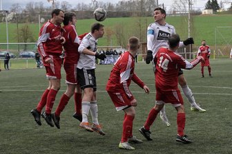 Blau-Gelb Mülsen: Trainer redet nach drei Gegentoren trotz Überzahl Klartext - Das passende Bild zum Spiel: Die in Rot spielenden Mülsener konnten aus der Überzahl gegen Syrau kein Kapital schlagen.