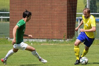 Blau-Gelb Mülsen verpasst Vorentscheidung in der Landesklasse - Für Norman Göpfert (rechts) und die Landesklasse-Fußballer des SV Blau-Gelb Mülsen war am Sonntag gegen Tanne Thalheim nichts zu holen. Die endgültige Entscheidung fiel dabei aber erst in der Nachspielzeit, als die Gäste zum 2:0-Endstand trafen. 