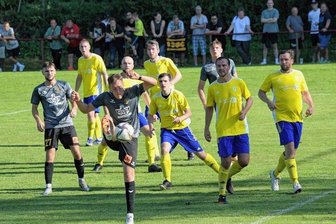 Blau-Gelbe halten Spiel 70 Minuten offen - Glück für den SV Blau-Gelb Mülsen: Der Auerbacher Jonas Dittrich kann diese Chance im Strafraum nicht nutzen. 