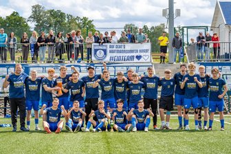 Blau-Weiß Hartmannsdorf bejubelt einmaligen Erfolg seiner Nachwuchsfußballer - Die B-Junioren des FV Blau-Weiß Hartmannsdorf und ihre Anhänger können sich über eine erfolgreiche Saison freuen.