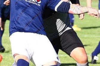 Blau-Weiße verteidigen Tabellenführung - Nichts zu holen gab es für Felix Jungk (r.) und den FSV Zschopau/ Krumhermersdorf. In Königswalde (hier mit Ronny Friedel) setzte es eine 1:4-Pleite.