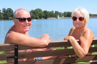 Blaualgen-Alarm in der Koberbachtalsperre Werdau: „Wir trinken das Wasser doch nicht“ - Die Stammgäste Günter und Annerose Bluhm aus Crimmitschau gehen trotz der Warnung des Gesundheitsamtes in der Koberbachtalsperre schwimmen.