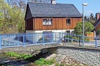 Blaue Brücke führt über den Friesenbach - Die blaue Brücke führt über den Friesenbach. 
