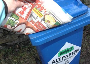 Blaue Tonne: Kampf um Altpapier entbrannt - 
              <p class="artikelinhalt">Auch in Pöhla stehen sie schon, die blauen Tonnen der Firma Grübler. Zu dem Thema bahnt sich ein handfester Rechtsstreit an.</p>
            