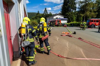 Blauenthal: Brand mit sechs Verletzten und starker Rauchentwicklung – Feuerwehren üben Großeinsatz - Bei einer Feuerwehrübung in Blauenthal ist das Vorgehen bei einem Brand mit sechs Verletzten trainiert worden.