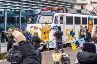 Blauer Elefant aus der „Sendung mit der Maus“ feiert 50. Geburtstag: Was das Vogtland damit zu tun hat - Einfahrt von Neumark auf Gleis eins im Kölner Hauptbahnhof. Im Anschluss gab’s riesen Rummel und viele Fotos. Vor allem auf Kinder wirkt die Lok wie ein Magnet.