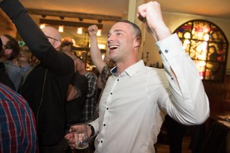 Blauer Sieg in Görlitz - Sebastian Wippel hat den ersten Wahlgang bei der OB-Wahl in Görlitz gewonnen.