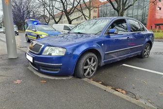 Blauer Skoda und verletztes Kind in Freiberg geben Rätsel auf: Gibt es eine Verbindung? - Dieser Pkw wurde von der Polizei am Freitagfrüh nach einem Unfall auf der Chemnitzer Straße in Freiberg festgestellt.