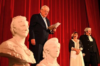 Blaues Blut für Hainichens Festsaal: Kaiserin Auguste Viktoria und Königin Carola sind zurück - Oberbürgermeister Dieter Greysinger hieß zum Neujahrsempfang in Hainichen nun auch Kaiserin und Königin willkommen.