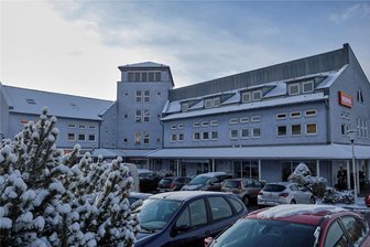 Blaues Haus in Reichenbach: Nach Fleischer macht der Bäcker dicht - Das Blaue Haus, Albert-Schweitzer-Straße 1, spielt als Nahversorgungszentrum für die Bewohner im Wohngebiet West eine herausragende Rolle. Apotheke, Sanitätshaus, Friseur, Arztpraxen, Hörgerätespezialist, Physiotherapie, Post, Schreibwaren, Blumen, Restaurant/Café und SB-Service der Sparkasse finden sich hier ebenso ...