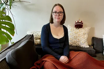 Blaues Licht als Hoffnungszeichen: Krankenschwester aus Kirchberg kämpft gegen die Unsichtbarkeit von ME/CFS - Klara Hemmann leidet an ME/CFS. Auf ihre Situation und die anderer Erkrankten will die Kirchbergerin am 12. Mai bei der Aktion „Unsere Hoffnung trägt blau“ aufmerksam machen.
