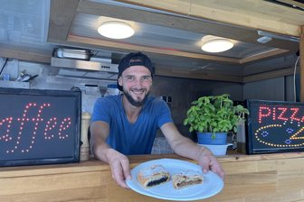 Blaues Pizza-Mobil wird von Gästen aus dem Erzgebirge vermisst – Junger Inhaber plant ein richtiges Restaurant - Bence Mészöly im Pizza-Mobil, in dem es auch süße Spezialitäten zum Kaffee gab.