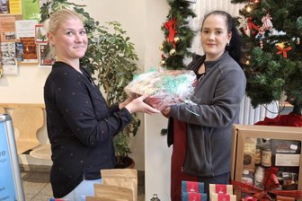 Blaufichte, Nordmanntanne, Edeltanne aus Erdmannsdorf: Am Oederaner Regionalmarkt startet der Weihnachtsbaumverkauf - Freuen sich auf den ersten Advent: Doris Mertens (l.) und Anna-Maria Hof gehören zum Team des Regionalmarktes Oederan.