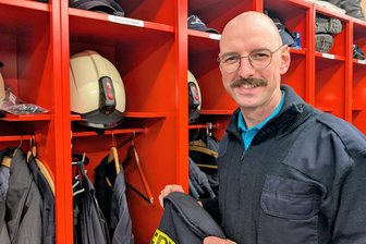 Blaulicht, Blasmusik und Floriankruste - Großeinsatz zum Feuerwehr-Jubiläum Großschirma - David Porschmann ist nicht nur ehrenamtlicher Feuerwehrmann, sondern organisiert auch das Jubiläum der FFW.