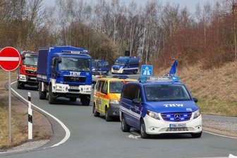 Blaulicht-Fahrzeuge rollen durch den Landkreis Zwickau: Warum waren THW und Feuerwehr am Samstag unterwegs? - Die Kolonne verlässt die Autobahn an der Anschlussstelle Glauchau-West.